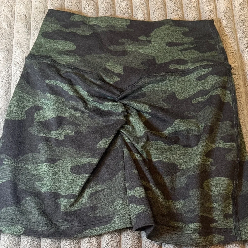 Bombshell Sportswear Green Camo Scrunch Butt Shorts | Estimated Size Small - Picture 4 of 7